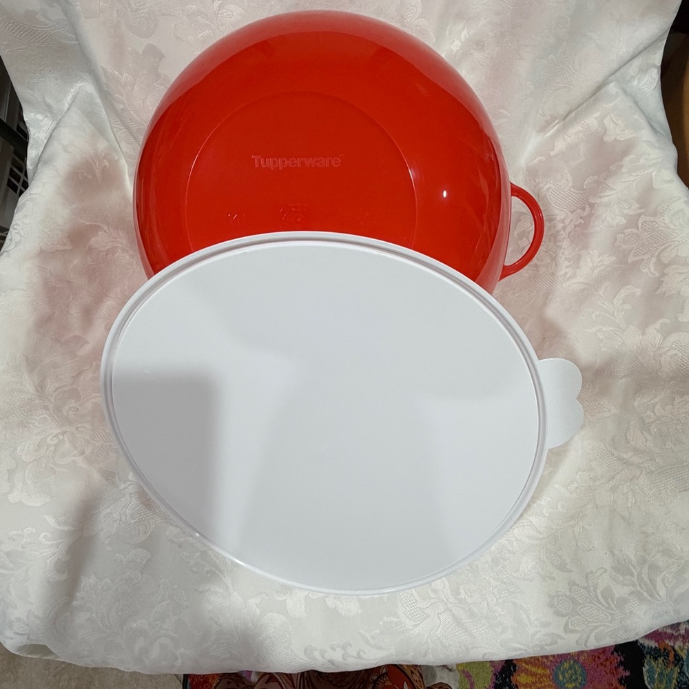 NEW in Package - Tupperware Jumbo Bowl - Red with White Seal - Picture 6 of 10